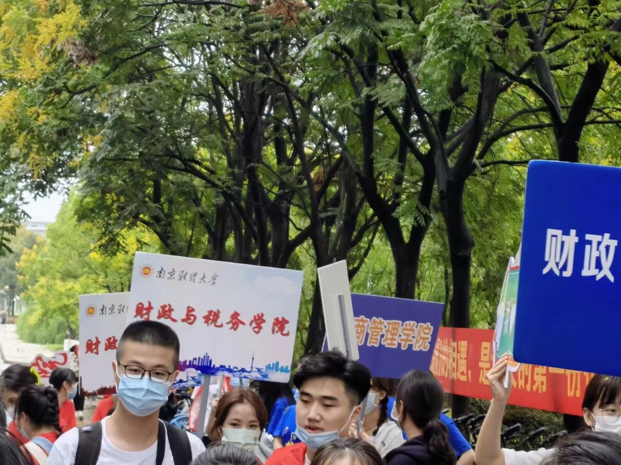 beat·365(中国)-官方网站志愿者迎接新生