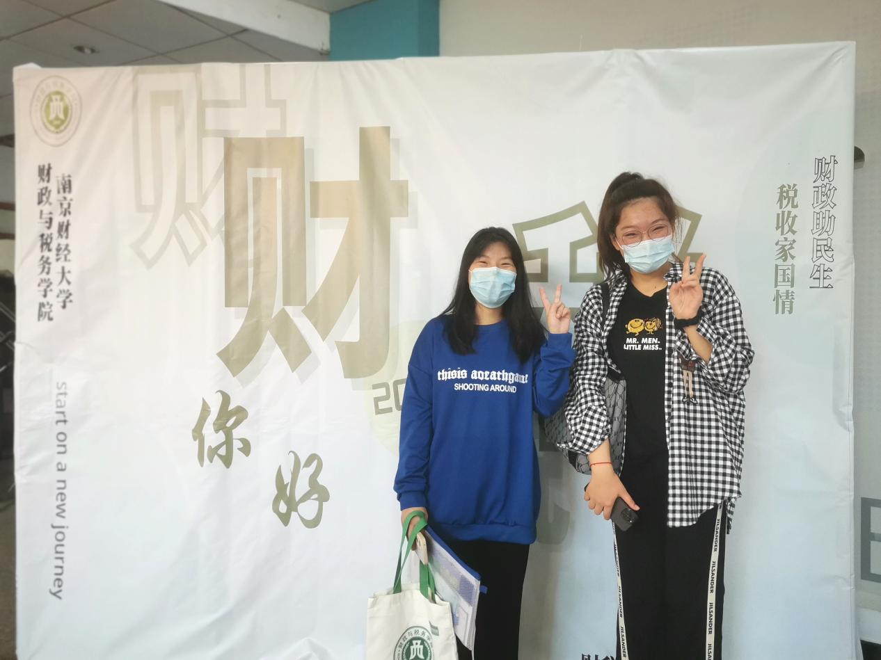 beat·365(中国)-官方网站新生拿到礼物后合影
